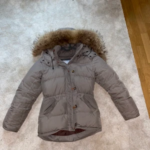 Boomerang xxs - Fin boomerang jacka i beige färg. 