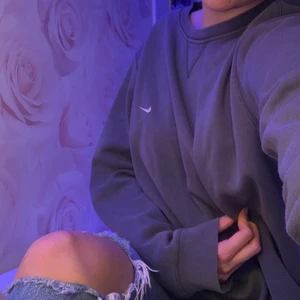 Nike vintage sweatshirt  - Super snygg och trendig vintage Nike sweatshirt!⭐️ (Äkta) Passar både tjej och kille och är i storlek M☺️ Säljer pga att den inte längre kommer till användning:/ OBS! Har en svag fläck mitt på magen (se sista bilden), men det är inget man tänker på alls under användning🤍☺️ Köparen står för frakt! ( PÅGRUND AV ATT TRÖJAN ÄR SÅ EFTERTRAKTAD SÅ STARTAR JAG EN BUDGIVNING PÅ DEN, BUDA MED MINST 10 KR FRÅN DET SENASTE BUDET!)☺️☺️