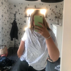 Vit/lila T-shirts från Bershka  - Vit:lila T-shirt från Bershka som jag inte har använt så många gånger. Den är lite oversized 