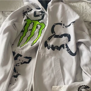 Monster hoodie - Monster hoodie storlek small men lite oversized i storleken, fint skick 