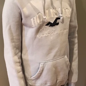 Hollister hoodie  - Ljusblå hoodie från Hollister. Lite nopprig annars superfin! Köpt för 600kr. 