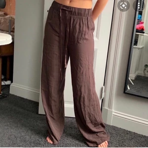 Bruna linnebyxor  - Köp direkt för 600kr+frakt!                                             Intressekoll på mina bruna linnebyxor från arket!🤩 storlek M/S, tyvärr för stora för mig med xs. Inga defekter. (Två första bilderna är lånade, skriv för egna) Buda i kommentarerna 
