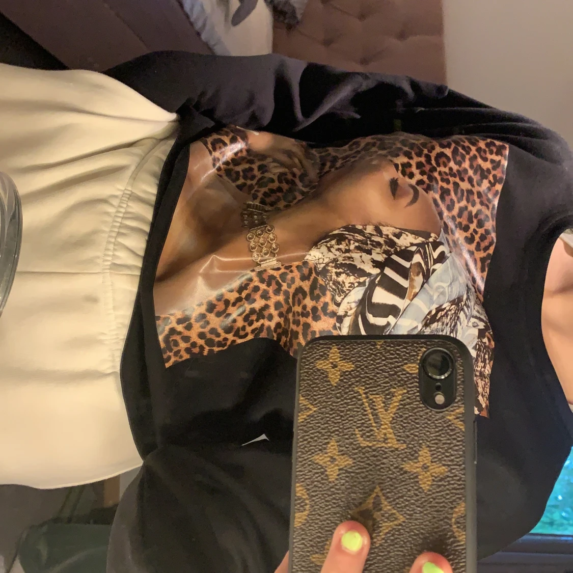 Jättefin svart tröja med tryck i strl s