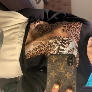 Jättefin svart tröja med tryck i strl s - Ett härligt skönt material i bra skick, nästan aldrig använd🥰💞