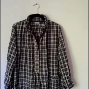 Oversizeskjorta Hunky Dory  - Skjorta i oversizemodell från Hunky dory. Går ner på till låret på mig (är 170cm) 