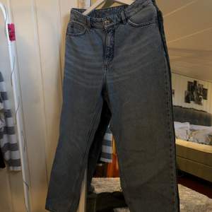 Fina jeans från monki som är i bra skick! Säljer då dessa ej längre passar mig. Köparen står för frakten! (: 