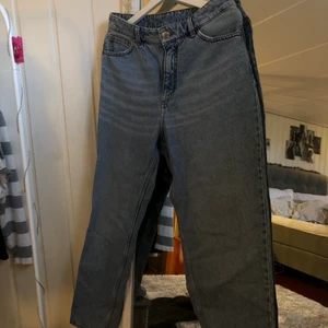 Monki jeans storlek 31 - Fina jeans från monki som är i bra skick! Säljer då dessa ej längre passar mig. Köparen står för frakten! (: 
