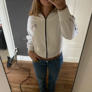 Vit tröja med dragkedja - Vit tröja med dragkedja från beyond retro. Träningsoveralls liknande