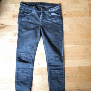 Zara jeans storlek 38 - Gråa jeans från Zara med fina detaljer vid knäna, dragkedjor vid fickorna och dragkedja vid foten på baksidan så att man kan få en slits 🖤 Storlek 38 men liten i storlek så passar bättre en 36! Slim fit