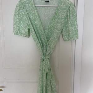 Superfin pastellgrön klänning med knyte i midjan, så gullig och perfekt längd💖☺️💕 frakt tillkommer 