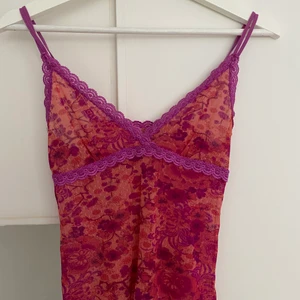 mesh linne - Y2K mesh linne! Köpt på Plick men säljer nu vidare. Det står ingen storlek på linnet men jag tror det är ungefär en S. Banden är dessutom justerbara. Frakten kostar 45kr. Ställ gärna frågor i chatten!