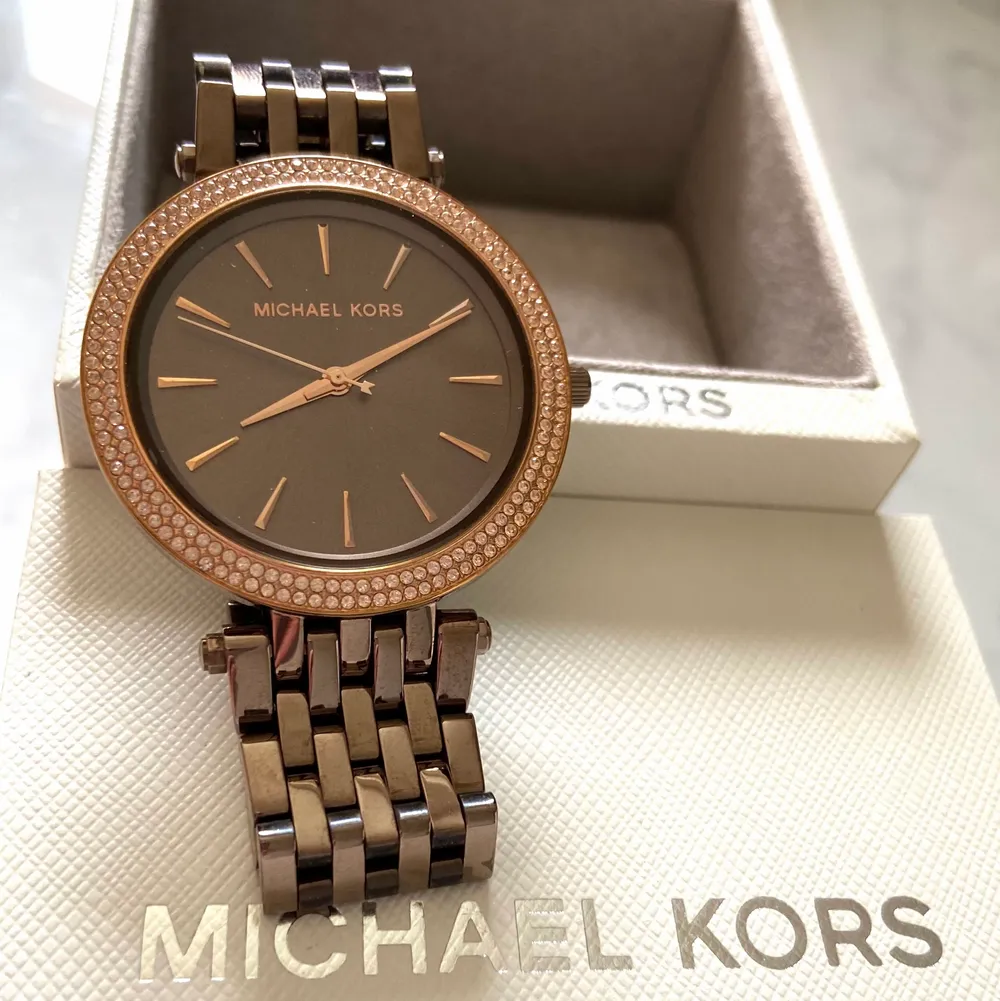 Klocka från Michael Kors (modell: MK3416 MKORS WAT LDS CLASSI) i mycket fint skick. Kvitto och tre extra länkbitar finns.. Accessoarer.