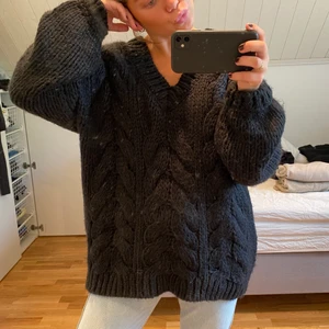 Svart stickad tröja, storlek S-M - En oversize mjuk stickad tröja från nakd. Säljer för 100 kr exklusive frakt.