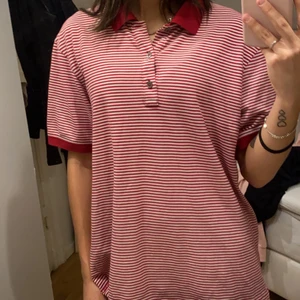 Hugo Boss vintage pikétröja - En jätte söt piké i XL (passar M-L). Går att styla som den är, knyta upp den eller med en långärmad vit tröja under;) den är äkta och Materialet är superskönt och stretchigt.  ! Det går alltid att försöka pruta;) ! (Jag har strlk S)