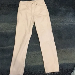 Vita jeans byxor jag storlek: 164  - Jag köpte dessa fina vita jeans för nån månad sen faktiskt, från Kappahl! jag tyckte inte att den passade mig men jag hade redan då tagit bort lappen och kvittot, den är helt ny! Använts : 1 gång när jag gick till en födelsedagsfest! 