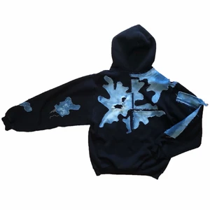 oversize hoodie  - plagget är omgjort med jeans material! storleken är M men oversize stil och längden på plagget är ca 66cm. bara att skriva så får du fler mått, bilder eller annat!