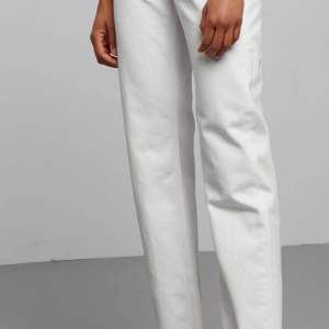 Super snygga vita jeans från weekday. Älskar allt med dom, passform, design och tvätt. Verkligen den perfekta vita färgen. Har använt dom ett fåtal gånger förra året men nu har dom tyvärr blivit för små. 
