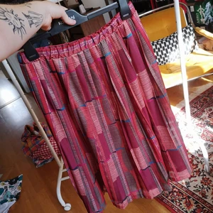 Vintage kjol - 80tal 90tal  - Mycket fin vintage kjol. Skön och bra skick. Är som Medium/40ish. 150kr pp