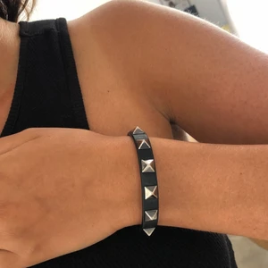 Valentino Rockstud armband - Rockstud Armband ifrån Valentino! Såså snyggt och går att matcha till allt men jag andvänder det inte längre. Har tyvärr inte kvar kvitto eller dustbag. Priset går att förhandla vid intresse 🤍🤗