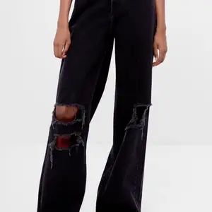 Svarta ripped jeans köpta på Zalando förra året. Långa i benen. Ganska använda men samma bra skick ändån! Säljer då jag tyvärr växt ur dom, kan bytas mot liknande i större storlek också💕 Tveka inte att skriva om ni har några frågor🥰
