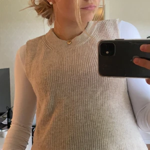Stickad väst - Säljer min trendiga stickade väst ifrån vero Moda 💕 den är i storlek S och är använd ca 1 gång✌🏽✌🏽 säljer då den inte längre kommer till användning 💕💕