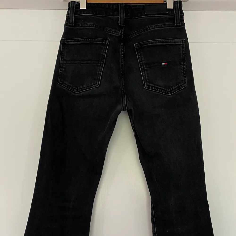 Säljer mina Tommy hilfiger jeans modell: Crop flare. (Nypris 1200 kr). Inhandlade för ca 1 år sedan men är sparsamt använda därav fint skick, inga defekter. Säljes endast för att dem är för små för mig. De är fransade nere, alltså ingen söm (är så när man köper dem).                                                                                          KÖPAREN STÅR FÖR FRAKTEN: 45 kr ej spårbart (kan skickas spårbart då blir det 66 kr).. Jeans & Byxor.