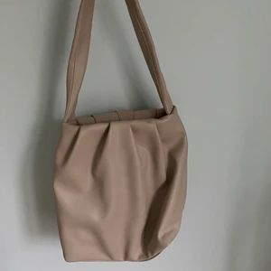 Zara ljusrosa väska  - Mellan stor. 