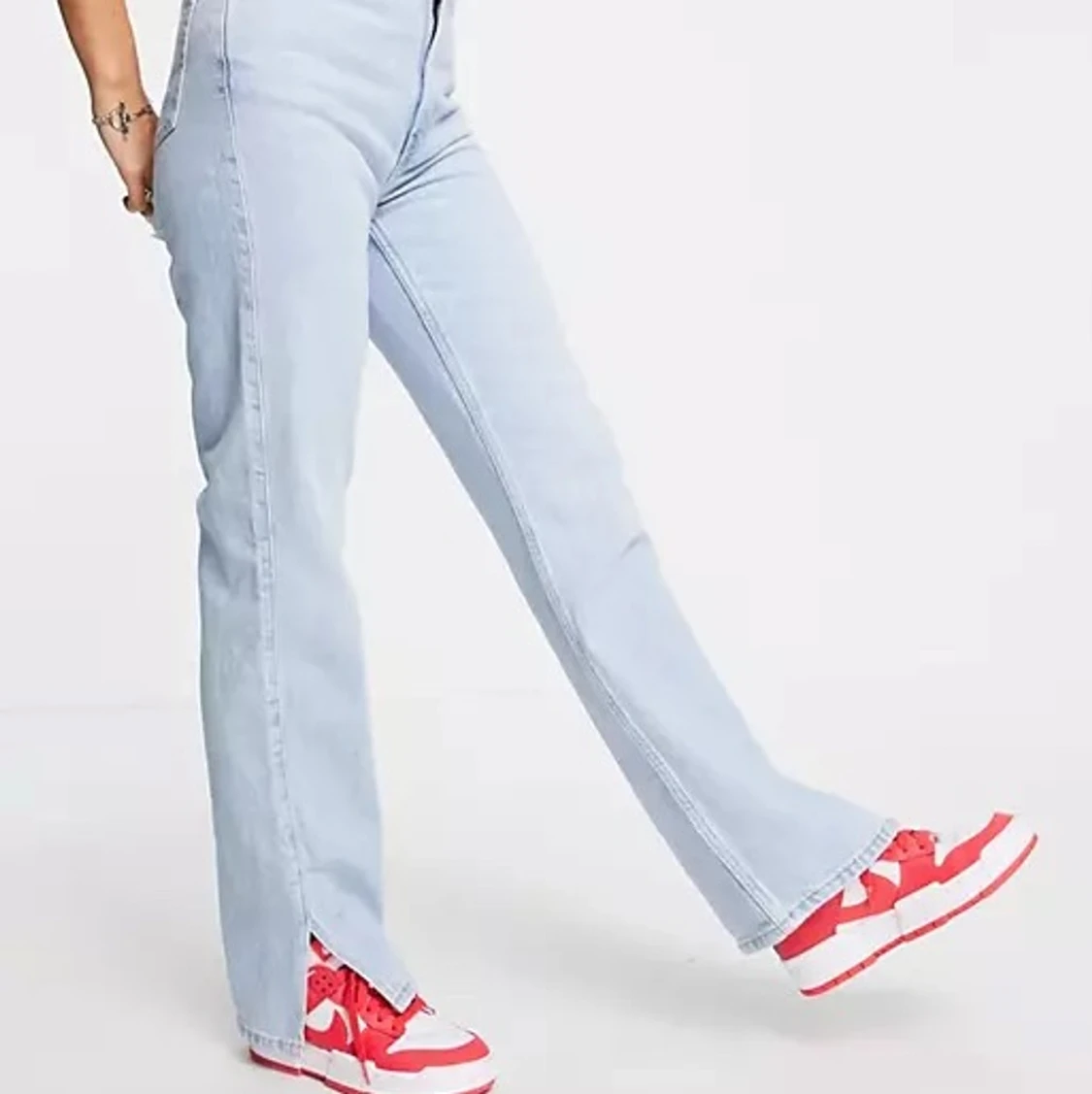 Blå weekday jeans med slits  - 91