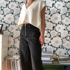 Svarta jeans från Weekday - Svarta jeans från Weekday med synlig dragkedja på framsidan. Superbekväma och snygga, säljes då de inte kommer till användning längre. 🌟✨