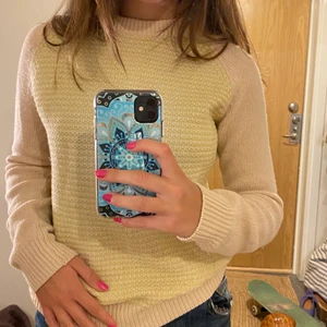 Stickad tröja - Denna tröja är köpt från COS och är i bra skick. Den har en liten ljusgrön och ljus rosa färg vilket passar perfekt. Vid intresse kontakta mig!