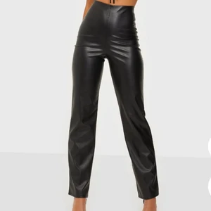 Skinnbyxor - Straight PU pants från Nelly i storlek M. Använda fåtal gånger, är i nyskick! Går ner till golvet på mig som är 175cm lång! Säljes för att dem är för stora för mig, nypris 399kr