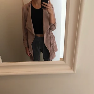 Storlek 32/8 - En jacka i smutsrosa färg med knytning i storlek och mocka material 32/8❤️