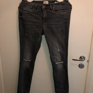 Storlek 29-34  - Gråa jeans med slitning och dragkedja längst ner på benet ❤️