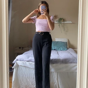 JÄTTEfin mesh-topp - En jättefin meshtopp från h&m. Färgen passar till allt och ser lite uppklädd ut med t.ex guldiga smycken. Den är använd sparsamt och säljes pga att jag skaffat en topp som ser ungefär likadan ut. 