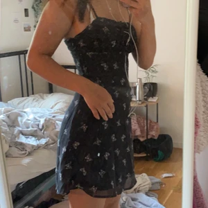 Klänning - Klänning från hm i storlek 34/xs. Använd en gång nyskick. Säljer pga aldrig använd