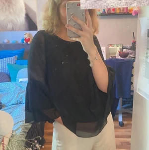 Svart gullig topp - Säljer denna gulliga topp från H&M. Den är nästan aldrig använd och är i väldigt fint skick🖤🤍