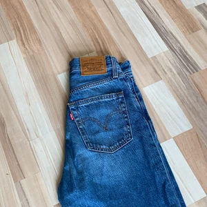 Levi’s ribcage straight - Hej!!💗 säljer dessa superfina levi’s jeans👖ny pris: 1200kr. Säljer för 500kr. knappt använda, sitter jättebra i midjan, strl.24 ungefär som xxs.☀️ Lagom långa för mig som är 160cm. 