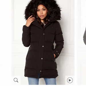 Hollies subway jacka  - säljer min älskade Vinterjacka från hollies som blivit för liten, stl 32, (passar även 34 då den är lite större i storleken) använd en vinter så i gott skick. Nypris 4199. Säljes för 1000 + frakt 