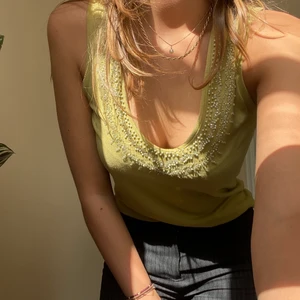 Grönt linne - Så fint grönt linne i en fin nyans. Hela urringningen är fylld med olika pärlor.