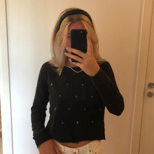 svart tröja - Långärmad svart tröja från H&M storlek 34💀 Den har dödskallar i metall på framsidan och baksidan är bara vanlig svart😜 Skön och lagom tjockt material!