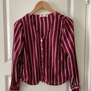 Blus - Superfin blus röd- vit randig säljes i stl 36.