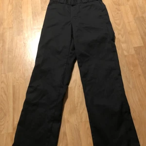 Dickies 874 svart - Regular fit, strl 29x32. Använda max 5 gånger. Köptes för två år sen men inte blivit använda nå mycket då det är fel storlek så i väldigt fint skick. 