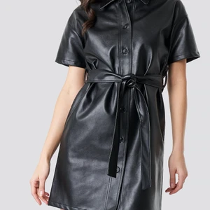 Faux leather dress svart strl. 36 - Klänning med skinnimitation, aldrig använd. Köptes för 499kr och säljer den för 200kr + frakt.
