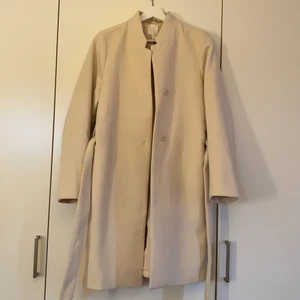 Kappa - Beige kappa perfekt till hösten. Kommer ej till användning hos mig därav bara använd ett få tal gånger. 