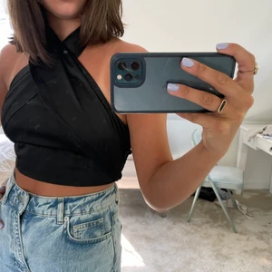 BikBok topp - En svart, silkig festtopp från BikBok i storlek S. Nyskick och HELT oanvänd🥰🥰 köparen står för frakt