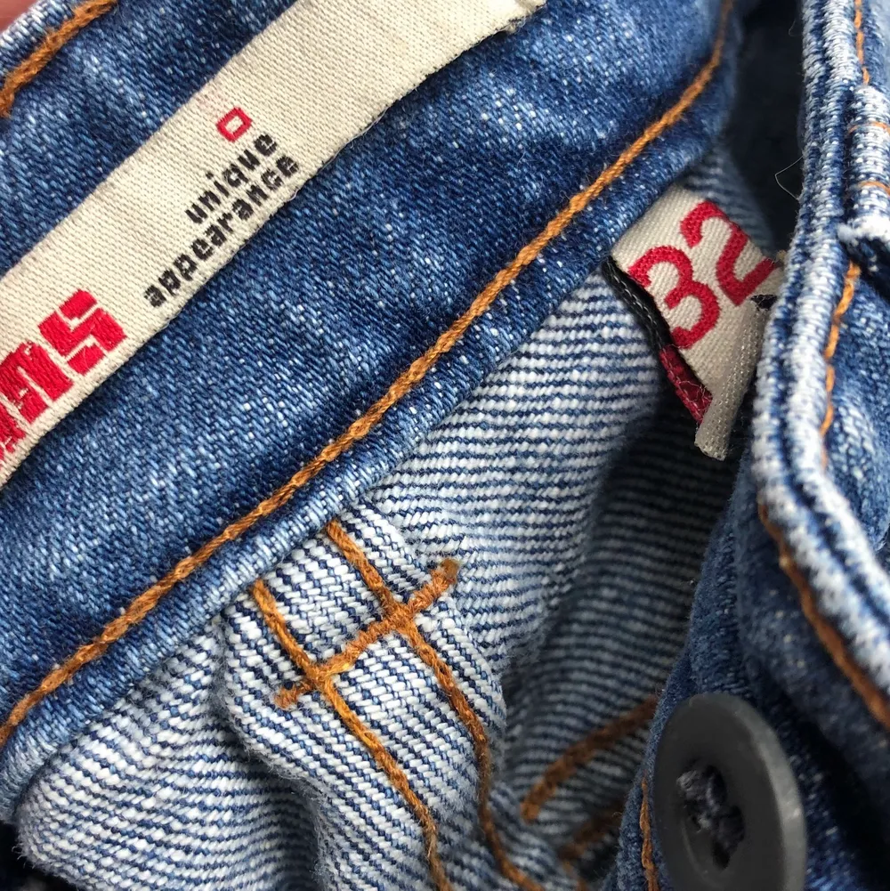 Såå snygga lowwaist bootcut jeans ifrån märket only, tyvärr för tighta för mig:(❤️ buda i kommentarerna från 60kr exkl frakt, köp direkt för 90kr exkl frakt!. Jeans & Byxor.