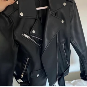 Skinnjacka - snygg skinnjacka från ZARA🖤Använd men har inga slitningar eller liknande. Storlek M men upplevs mer som S, skriv för fler bilder☺️ Lägg bud, köparen står för frakten❗️