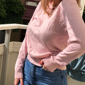 Rosa sweater vest💗 - Söt rosa pullover i storlek L! Färgen är så som den ser ut på bilden, laxrosa liksom. Är i gott skick, inga fläckar eller nåt sånt. Säljer för att jag behöver plats i garderoben! Möts helst upp i Göteborg men vid leverans tillkommer frakt!💗