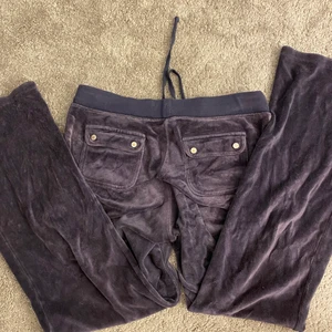 juicy couture  - Säljer mina marinblåa juicy couture byxor i st S, det finns en kofta till vid intresse💗☺️ 750 för båda, frakten är med räknad!