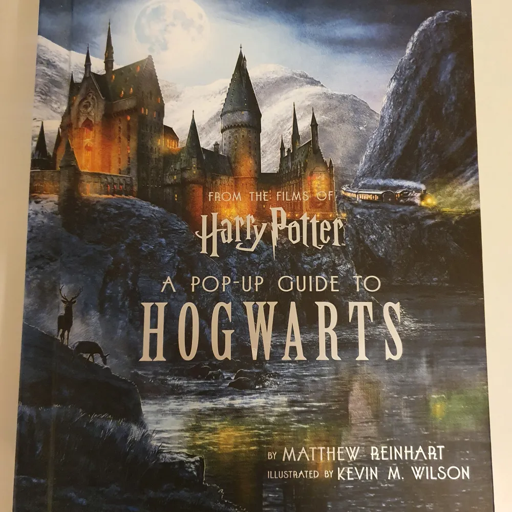 En 3D bok om Harry Potter världen där du kan veckla ut olika platser såsom Hogwarts, Hogsmeade och Quidditchplanen.  Boken är på engelska och är I det bästa skicket. Idag kostar den mellan 550-650 kr. Jag säljer den för 280 plus frakt på 99 kronor. Vid snabb affär kan priset diskuteras!. Övrigt.